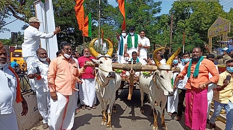 உண்ணாவிரத போராட்டத்துக்கு மாட்டு வண்டியில் ஊர்வலமாக வந்த அண்ணாமலை.
