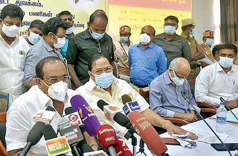 வேலூர் மாவட்ட ஆட்சியர் அலுவலக வளாகத்தில் செய்தியாளர்களை சந்தித்த தமிழக உணவு மற்றும் உணவுப்பொருள் வழங்கல் துறை அமைச்சர் சக்கரபாணி. அருகில், நீர்வளத்துறை அமைச்சர் துரைமுருகன் உள்ளிட்டோர். படம்: வி.எம்.மணிநாதன்.