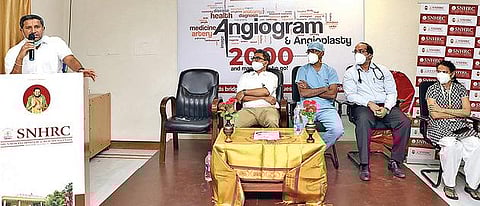 நாராயணி மருத்துவமனையில் இருதயவில் மற்றும் இருதய அறுவை சிகிச்சை பிரிவில் நடைபெற்ற நிகழ்ச்சியில் பேசும் மருத்துவமனை இயக்குநர் பாலாஜி.