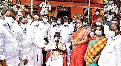 தி.மலை மாவட்டம் வாய்விடாந்தாங்கல் கிராமத்தில் மக்களை தேடி மருத்துவம் என்ற திட்டத்தை நேற்று தொடங்கி வைத்த பொதுப்பணித்துறை அமைச்சர் எ.வ.வேலு. அருகில், மாவட்ட ஆட்சியர் பா.முருகேஷ், ஊராட்சி மன்ற தலைவர் இளவரசி ஏழுமலை உள்ளிட்டோர்.