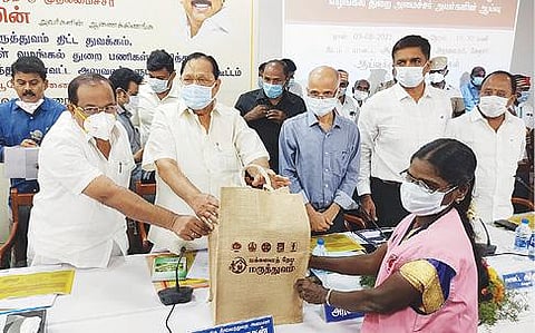 ‘மக்களைத் தேடி மருத்துவம்’  திட்டத்தை வேலூர் மாவட்ட ஆட்சியர் அலுவலகத்தில் நேற்று தொடங்கி வைத்த அமைச்சர் துரைமுருகன். அருகில், அமைச்சர் சக்கரபாணி, மாவட்ட ஆட்சியர் குமாரவேல் பாண்டியன், சட்டப்பேரவை உறுப்பினர் நந்தகுமார் உள்ளிட்டோர்.