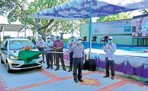 தூத்துக்குடி வஉசி துறைமுகத்தில் மின்சார கார்களின் பயன்பாட்டை துறைமுக பொறுப்புக் கழகத் தலைவர் தா.கீ.ராமச்சந்திரன் கொடியசைத்து தொடங்கி வைத்தார்.