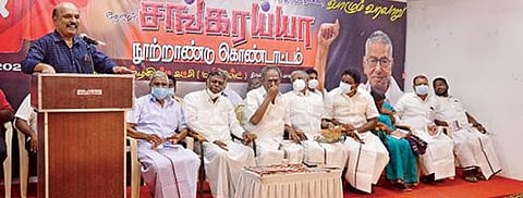 பாளையங்கோட்டையில் சங்கரய்யாவின் நூற்றாண்டு விழாவில் எழுத்தாளர் நாறும்பூ நாதன் பேசினார். படம்: மு.லெட்சுமி அருண்.