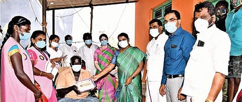 ஓட்டப்பிடாரம் அருகே மக்களை தேடி மருத்துவம் திட்டத்தை தொடங்கி வைத்த அமைச்சர் கீதாஜீவன் நோயாளிகளின் வீடுகளுக்கு சென்று மருந்து பெட்டகத்தை வழங்கினார்.