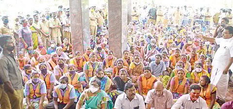 திருநெல்வேலி மாநகராட்சியில் பணியாற்றும் தூய்மை பணியாளர்களின் வருங்கால வைப்புநிதி பணம் ரூ. 3 கோடி கையாடல் செய்யப்பட்டதாக குற்றஞ்சாட்டி 500-க்கும் மேற்பட்டோர் முற்றுகையிட்டு போராட்டத்தில் ஈடுபட்டனர். படம்: மு.லெட்சுமி அருண்.