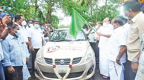 சிறுவங்கூர் கிராமத்தில் மக்களைத் தேடி மருத்துவம் திட்டத்தின் கீழ் பயனாளி ஒருவருக்கு மருந்து பெட்டகத்தை வழங்கும் அமைச்சர் பொன்முடி.