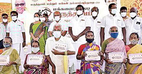 மாம்பாக்கத்தில் நடைபெற்ற நிகழ்ச்சியில் பயனாளிகளுக்கு மருத்துகளை அமைச்சர்தா.மோ.அன்பரசன் வழங்கினார்.