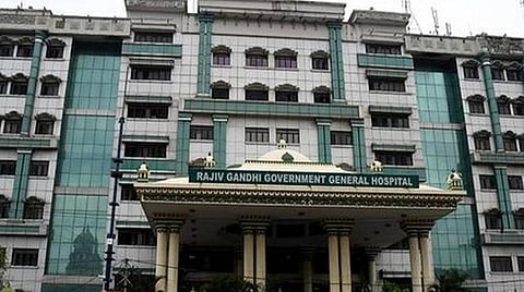 அரசு பொது மருத்துவமனை முன்பு பேருந்துகளை நிறுத்தாததால் பயணிகள் அவதி