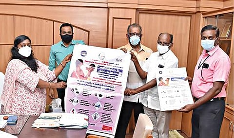 நாமக்கல் மாவட்ட ஆட்சியர் அலுவலகத்தில் நடைபெற்ற கரோனா தொற்று தடுப்பு விழிப்புணர்வு நிகழ்ச்சியில் மாவட்ட ஆட்சியர் ஸ்ரேயா சிங் கரோனா விழிப்புணர்வு போஸ்டரை வெளியிட்டார்.