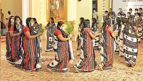 உதகை ராஜ்பவனில் நடந்த பழங்குடியினர் கலை நிகழ்ச்சியை நேற்று தனது குடும்பத்தினருடன் கண்டு களித்த குடியரசுத் தலைவர் ராம்நாத் கோவிந்த். (அடுத்த படம்) நிகழ்ச்சியில் பாரம்பரிய நடனமாடிய தோடர் பழங்குடியின பெண்கள்.