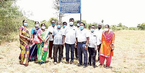 வெள்ளகோவில் அருகே அழகேஸ்வரசாமி கோயிலுக்கு சொந்தமான நிலத்தை, ஆக்கிரமிப்பாளர்களிடம் இருந்து நேற்று மீட்ட இந்து சமய அறநிலையத் துறையினர்.