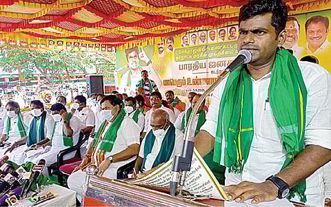 தஞ்சாவூரில் பாஜக சார்பில் நேற்று நடைபெற்ற உண்ணாவிரதப் போராட்டத்தில் பேசிய அக்கட்சியின் மாநிலத் தலைவர் கே.அண்ணாமலை.
