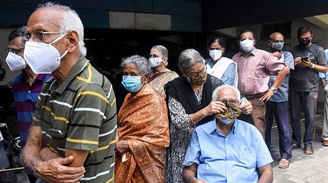 கேரளாவில் அதிகரிக்கும் கரோனா தொற்று: கடைக்குச் செல்ல தடுப்பூசி அல்லது நெகட்டிவ் சான்றிதழ் கட்டாயம்