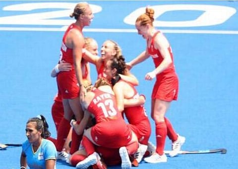 ஒலிம்பிக் ஹாக்கி: இந்திய மகளிர் அணி போராடி தோல்வி; மைதானத்திலேயே அழுத கோல்கீப்பர்