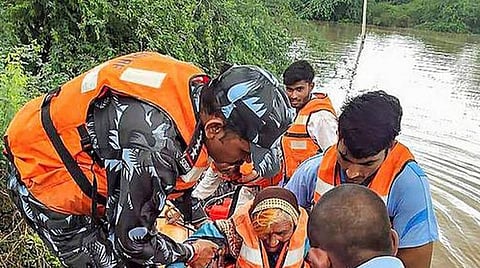 ம.பி.யில் கடும் மழை, வெள்ளம்: மீட்பு பணியில் ராணுவம்