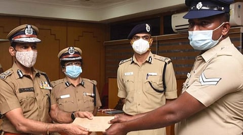 கோவை மாநகர காவல் ஆணையர் அலுவலகத்துக்கு வந்த டிஜிபி சைலேந்திரபாபு, காவல்துறையினர் அளித்த அணிவகுப்பு மரியாதையை ஏற்றுக் கொண்டார்.   படம் : ஜெ.மனோகரன்.