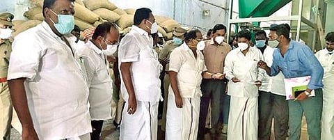 ஆற்காடு அருகே தனியார் அரிசி அரவை ஆலையில் நேற்று ஆய்வு மேற்கொண்ட உணவு மற்றும் உணவுப்பொருள் வழங்கல் துறை அமைச்சர் அர.சக்கரபாணி. அருகில், கைத்தறி மற்றும் துணிநூல் துறை அமைச்சர் ஆர்.காந்தி உள்ளிட்டோர்.