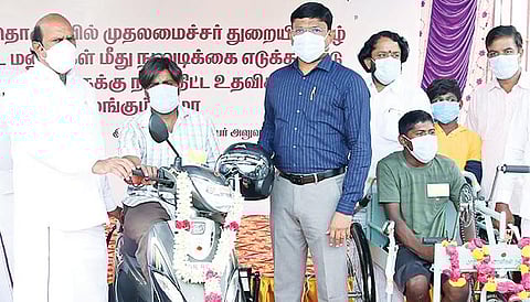 உங்கள் தொகுதியில் முதலமைச்சர் திட்டத்தின் கீழ் தி.மலை ஆட்சியர் அலுவலகத்தில் நலத்திட்ட உதவிகளை வழங்கிய பொதுப்பணித்துறை அமைச்சர் எ.வ.வேலு. அருகில், ஆட்சியர் பா.முருகேஷ் உள்ளி்ட்டோர்.