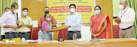 திருநெல்வேலியில் பழங்குடியினருக்கான சிறப்பு தொழில்நெறி வழிகாட்டுதல் நிகழ்ச்சியை   தொடங்கி வைத்த மாவட்ட ஆட்சியர் விஷ்ணு பழங்குடியின மாணவிக்கு புத்தகம் வழங்குகிறார்.