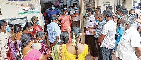 திண்டுக்கல்லில் போராட்டம் நடத்திய ஊழியர்களுடன் பேச்சுவார்த்தை நடத்திய நலப்பணிகள் இணை இயக்குநர் (பொறுப்பு) பூங்கோதை.