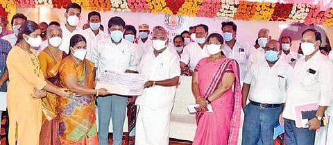 சவூதி அரேபியாவில் இறந்த சௌந்தர்ராஜன் மனைவியிடம் இறப்பு நிவாரணத் தொகையை அமைச்சர் கே.எஸ். மஸ்தான் வழங்குகிறார். அருகில் ஆட்சியர் மோகன் உள்ளார்.