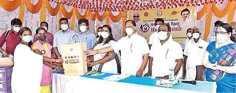 கொல்லிமலையை அடுத்த மேக்கினிக்காடு ஊராட்சியில் மக்களைத் தேடி மருத்துவம் திட்டத்தை தொடங்கி வைத்த நாமக்கல் ஆட்சியர் ஸ்ரேயா சிங், சுகாதார களப் பணியாளர்களுக்கு மருந்து பெட்டகங்களை வழங்கினார்.