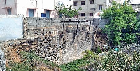 குடியிருப்பு பகுதியில் ஆபத்தான நிலையில் உள்ள -  கிணற்றை சுற்றி புதிய பாதுகாப்பு சுவர் அமைக்க இ.கம்யூ. வலியுறுத்தல் :