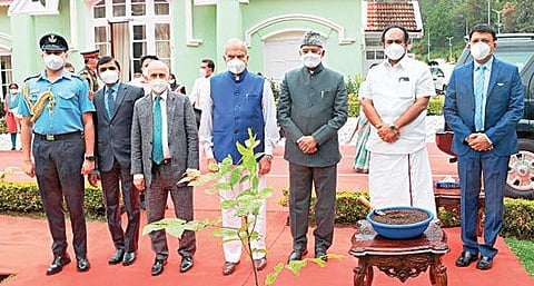 உதகையில் இருந்து டெல்லி திரும்பும் முன்னர் ராஜ்பவனில் குடியரசுத் தலைவர் ராம்நாத் கோவிந்த் மரக்கன்றை நட்டார்.