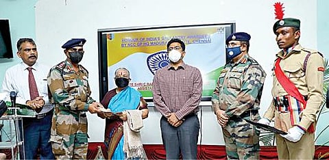 பாளையங்கோட்டையில் நடைபெற்ற நிகழ்ச்சியில் கணவரின் வீரதீரச் செயலுக்காக வழங்கப்பட்ட ரூ.1 லட்சத்தை கரோனா நிவாரண நிதிக்கு முன்னாள் ராணுவ வீரர் ராமமூர்த்தியின்  மனைவி ரெங்கா வழங்கினார்.