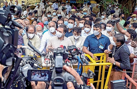 புதிய வேளாண் சட்டங்களை எதிர்த்து காங்கிரஸ் முன்னாள் தலைவர் ராகுல் காந்தி உட்பட 14 கட்சிகளின் தலைவர்கள் டெல்லியில் நேற்று ஆர்ப்பாட்டம் நடத்தினர்.  படம்: பிடிஐ