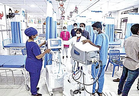 கரோனா தொற்று மூன்றாவது அலையை எதிர்கொள்ள சென்னை ஓமந்தூரார் அரசு மருத்துவமனையில் அமைக்கப்படும் குழந்தைகளுக்கான அதிநவீன சிகிச்சை பிரிவை பார்வையிடுகிறார் டீன் ஜெயந்தி, ஒருங்கிணைப்பு அதிகாரி ரமேஷ்.