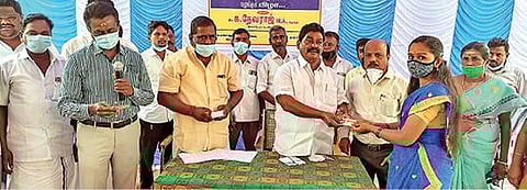 நாட்றாம்பள்ளி வட்டத்தில் புதிய மின்னனு குடும்ப அட்டையை பயனாளி ஒருவருக்கு வழங்கிய எம்எல்ஏ தேவராஜ். அருகில், மாவட்ட வழங்கல் அலுவலர் விஜயன் உள்ளிட்டோர்.