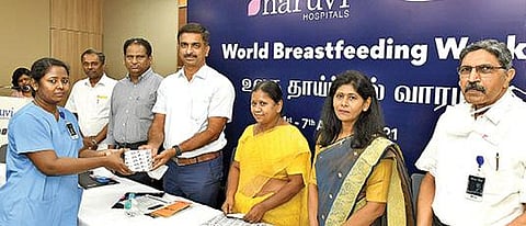 வேலூர் நறுவீ மருத்துவமனையில் நடைபெற்ற தாய்ப்பால் வார விழா போட்டியில் வெற்றிபெற்றவருக்கு பரிசு வழங்கிய மாவட்ட ஆட்சியர் குமாரவேல் பாண்டியன். அருகில், மருத்துவமனை தலைவர் ஜி.வி.சம்பத், அனிதா சம்பத் உள்ளிட்டோர்.