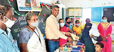 ஒருங்கிணைந்த குழந்தை வளர்ச்சி பணிகள் துறை சார்பில், காட்பாடியில் நடந்த தாய்ப்பால் வார விழாவில் தாய்மார்களுக்கு பரிசுகளை வழங்கிய வேலூர் மாவட்ட ஆட்சியர் குமாரவேல் பாண்டியன். அருகில், நாடாளுமன்ற உறுப்பினர் கதிர்ஆனந்த், அணைக்கட்டு சட்டப்பேரவை உறுப்பினர் நந்தகுமார். அடுத்த படம்: திருவண்ணாமலையில் தாய்ப்பால் விழிப்புணர்வு பிரச்சாரத்தை நேற்று கொடியசைத்து தொடங்கி வைத்த மாவட்ட ஆட்சியர் பா.முருகேஷ். கடைசிப் படம்: திருப்பத்தூர் மாவட்டம் வாணியம்பாடியில் நடைபெற்ற விழாவில் விழிப்புணர்வு துண்டு பிரசுரங்களை வழங்கிய வட்டார மருத்துவ அலுவலர் பசுபதி.