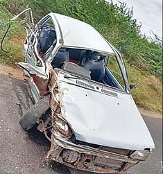 கூடங்குளத்தில் விபத்துக்குள்ளான கார்.