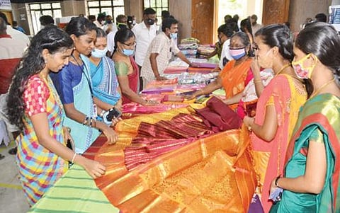 தேசிய கைத்தறி தினத்தை முன்னிட்டு, திருநெல்வேலியில் ஆட்சியர் அலுவலக வளாகத்தில் கைத்தறி கண்காட்சி மற்றும் விற்பனை நடைபெற்றது. படம்: மு.லெட்சுமி அருண்.