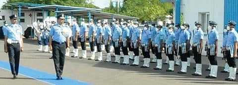 தஞ்சாவூர் விமானப் படை நிலையத்தில் நேற்று அணிவகுப்பு மரியாதையை ஏற்றுக்கொள்கிறார் தென் மண்டல தலைமை தளபதி மன்வேந்திர சிங்.