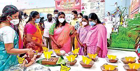 நாமக்கல் நகராட்சி திருமண மண்டபத்தில் நடைபெற்ற உலக தாய்ப்பால் வார விழாவில் அமைக்கப்பட்டிருந்த கண்காட்சியை மாவட்ட ஆட்சியர் ஸ்ரேயா சிங் பார்வையிட்டார்.