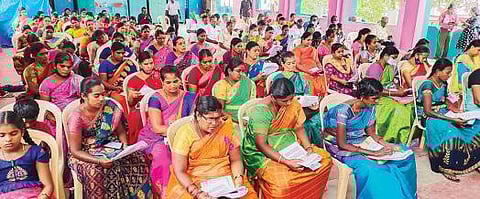 விருதுநகரில் நடைபெற்ற தமிழ்நாடு சத்துணவு ஊழியர் சங்கத்தின் மாவட்ட மாநாட்டில் பங்கேற்ற சத்துணவு ஊழியர்கள்.