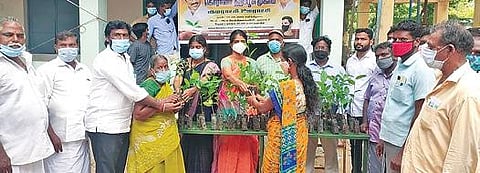 குமராட்சியில் கரோனா தடுப்பூசி போட்டுக் கொண்டவர்களுக்கு  ஊராட்சி மன்றம் சார்பில் மரக்கன்றுகள் வழங்கப்பட்டன.