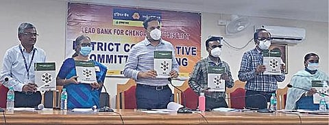 செங்கல்பட்டு மாவட்டத்துக்கான ஆண்டுக் கடன் திட்ட அறிக்கையை வெளியிட்டார் மாவட்ட ஆட்சியர் ஆ.ர. ராகுல் நாத்.  உடன், மாவட்ட முன்னோடி வங்கி மேலாளர் சந்தோஷ்குமார் உள்ளிட்டோர்.