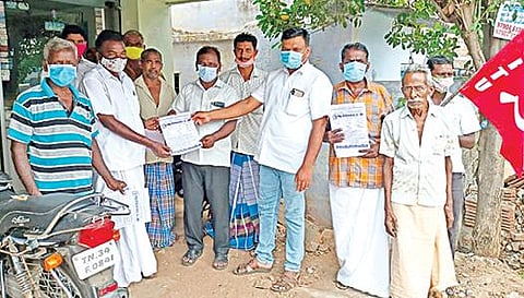 பொதுத்துறை நிறுவனங்களை தனியார் மயமாக்குவதைக் கைவிடக்கோரி திருச்செங்கோடு அருகே எலச்சிபாளையத்தில் மத்திய தொழிற்சங்கத்தினர் துண்டு பிரசுரங்களை விநியோகித்தனர்.