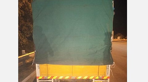 பள்ளிகொண்டா சுங்கச்சாவடி அருகே மடக்கிப் பிடிக்கப்பட்ட போதைப் பொருட்கள் கடத்திய லாரி.