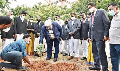 திருவண்ணாமலை மாவட்ட ஒருங்கிணைந்த நீதிமன்ற வளாகத்தில் சென்னை உயர் நீதிமன்ற தலைமை நீதிபதி சஞ்ஜிப் பானர்ஜி மரக்கன்றை நட்டார். அருகில், தி.மலை மாவட்ட நீதிபதி திருமகள் உள்ளிட்டோர்.