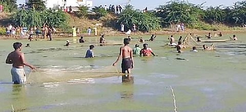 அடியனூத்து கிராமத்தில் நடந்த மீன்பிடித் திருவிழாவில் பங்கேற்ற கிராம மக்கள்.