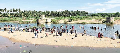 ஆடி அமாவாசையை முன்னிட்டு அணைப்பட்டி வைகை ஆற்றில் தர்ப்பணம் செய்ய திரண்ட பொதுமக்கள்.