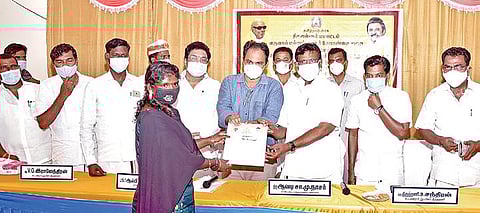 வருவாய் நிர்வாகம் மற்றும் பேரிடர் மேலாண்மைத் துறை சார்பில் நடைபெற்ற விழாவில் பெண்ணுக்கு பழங்குடியினச் சான்றிதழை வழங்குகிறார் அமைச்சர் சா.மு.நாசர். உடன் ஆட்சியர் ஆல்பி ஜான் வர்கீஸ்.