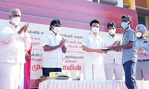 கொளத்தூர் சட்டப்பேரவை தொகுதிக்கு உட்பட்ட பந்தர் கார்டன் சென்னை மாநகராட்சி மேல்நிலைப் பள்ளி மாணவர்களுக்கு கல்வி உதவித் தொகை மற்றும் உபகரணங்களை முதல்வர் மு.க.ஸ்டாலின் நேற்று வழங்கினார். அமைச்சர் சேகர்பாபு, மாநகராட்சி ஆணையர் ககன்தீப் சிங் பேடி உள்ளிட்டோர் அருகில் உள்ளனர்.