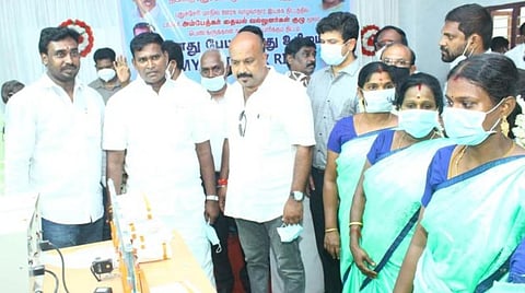 திருநள்ளாற்றில் எனது பேட் எனது உரிமை திட்டத்தைத் தொடங்கி வைத்து, சானிட்டரி நாப்கின் தயாரிக்கும் இயந்திரத்தைப் பார்வையிட்ட புதுச்சேரி அமைச்சர் ஏ.கே.சாய் ஜெ.சரவணன் குமார் (நடுவில்), உடன் எம்.எல்.ஏ பி.ஆர்.சிவா உள்ளிட்டோர்.