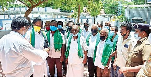 திருப்பத்தூர் மாவட்ட ஆட்சியர் அலுவலக அதிகாரியிடம் தமிழக அனைத்து விவசாய சங்க பிரதிநிதிகள் நேற்று கோரிக்கை மனு அளித்தனர்.